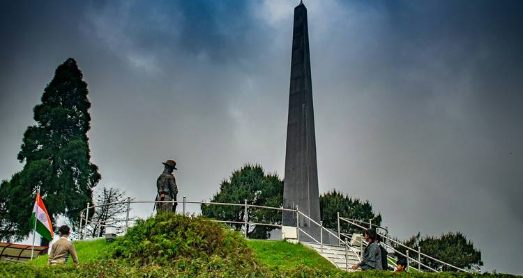Monument avec un drapeau indien dans une zone montagneuse.
