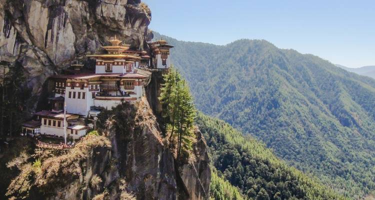 Le monastère du Nid du Tigre s'accroche spectaculairement à une paroi rocheuse à pic au-dessus d'une gorge boisée.