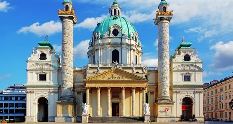 Vooraanzicht van de Karlskirche in Wenen.
