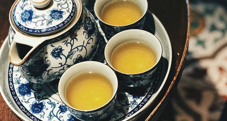 Juego de tetera china tradicional con tazas de té.