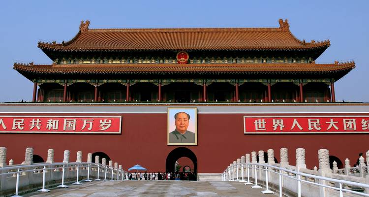 Puerta de Tiananmen con retrato y banderas en Pekín.
