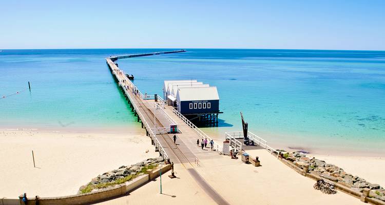 Langer Steg, der sich in türkisfarbene Gewässer erstreckt.