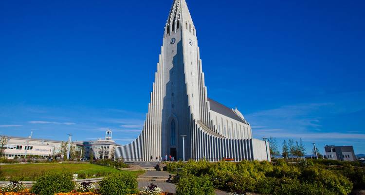 La iglesia Hallgrímskirkja elevándose hacia un cielo azul sin nubes en Reykjavik.
