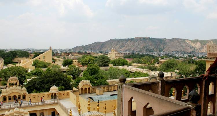 Panoramablick auf die Stadt Jaipur von einer Festung aus.