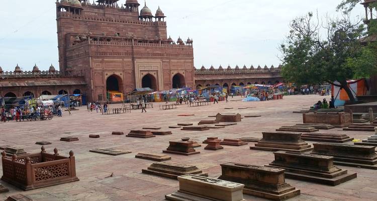 Buland Darwaza met open plein in Fatehpur Sikri.