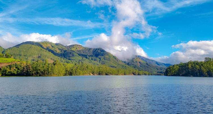 Lac avec montagnes en arrière-plan sous un ciel bleu dégagé.