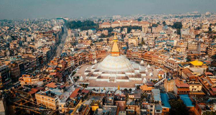 Luftaufnahme der Boudhanath-Stupa mit Stadtansicht.