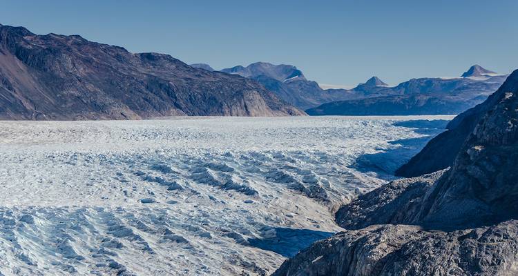 Vue aérienne d'un vaste glacier.