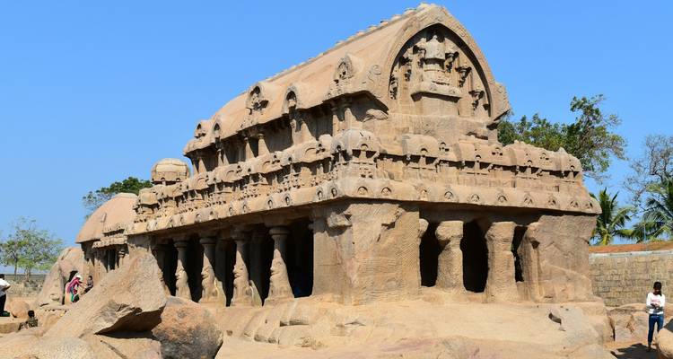 Kunstvoll geschnitztes Steindenkmal mit Touristen drumherum.