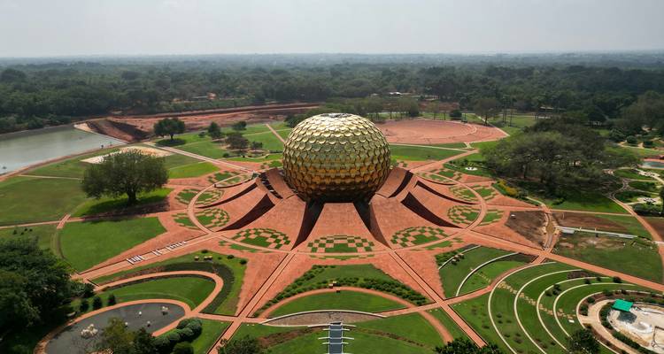 Eine kugelförmige architektonische Struktur in einer großen Landschaftsanlage.