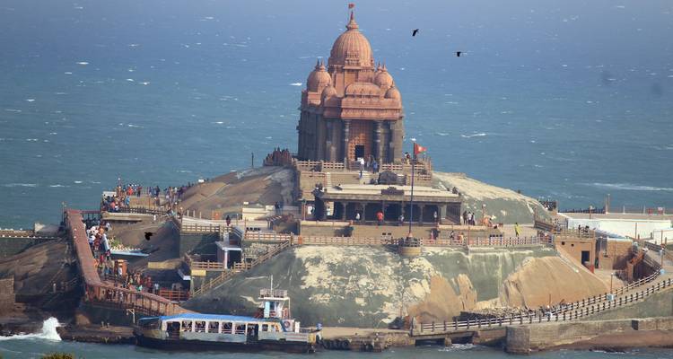 Mémorial du rocher de Vivekananda entouré par la mer.