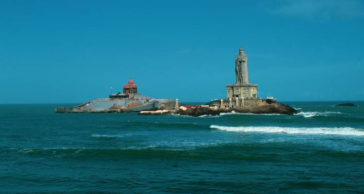 Mémorial de Vivekananda Rock et statue de Thiruvalluvar dans la mer.