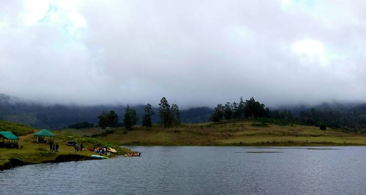 Lac avec collines enveloppées de brume.