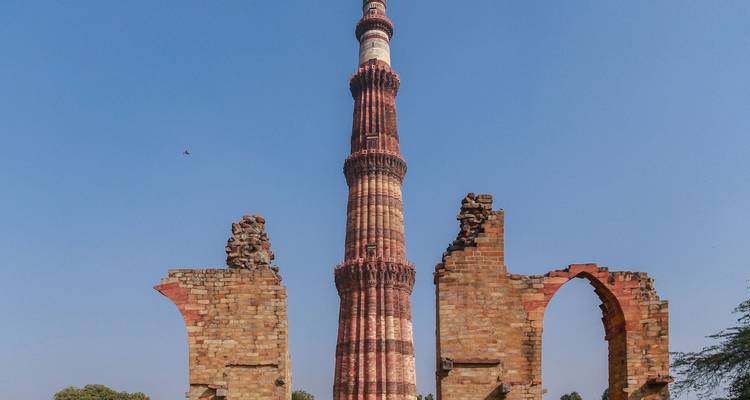 Qutub Minar met historische ruïnes.