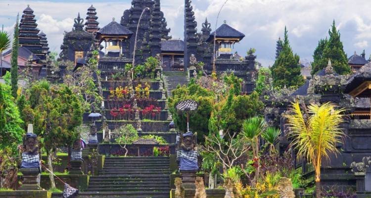 Temple complexe avec une végétation luxuriante et un escalier qui mène vers le haut.