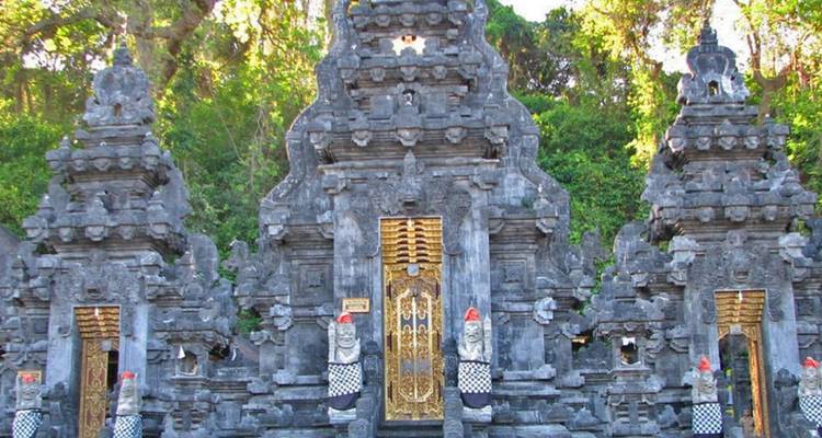 Temple traditionnel avec des sculptures et figures ornementales.