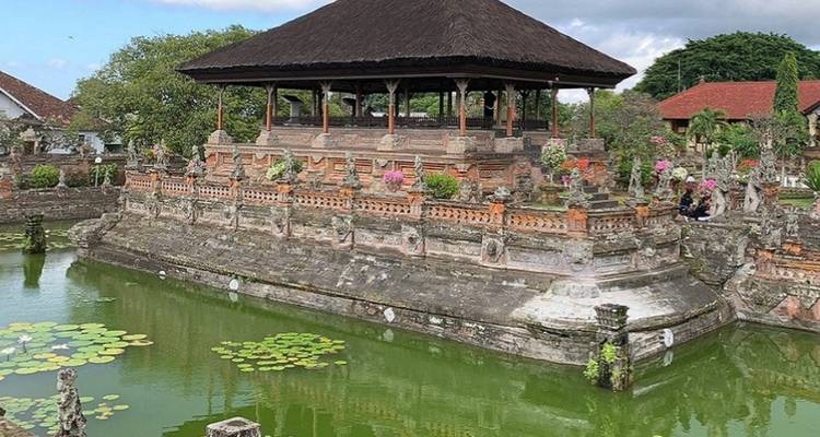 Bâtiment historique avec des nénuphars au premier plan.