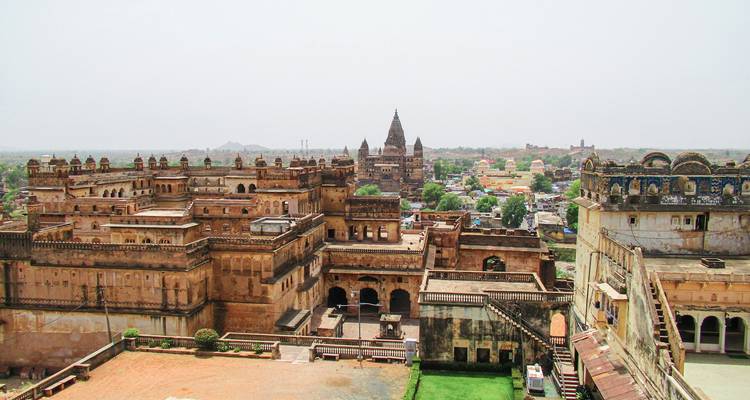 Panoramisch uitzicht op historische paleisachtige gebouwen.