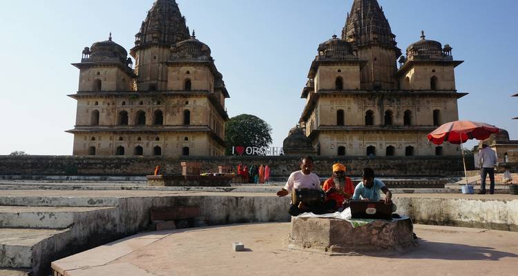 Mensen zittend voor tweeling tempeltorens.