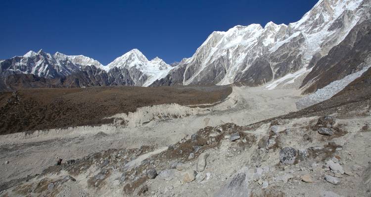 Weitläufiger Blick auf die schneebedeckten Berge am Manaslu Basislager.
