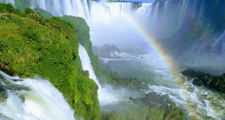 Spectaculair uitzicht op de Iguazu watervallen met een regenboog.