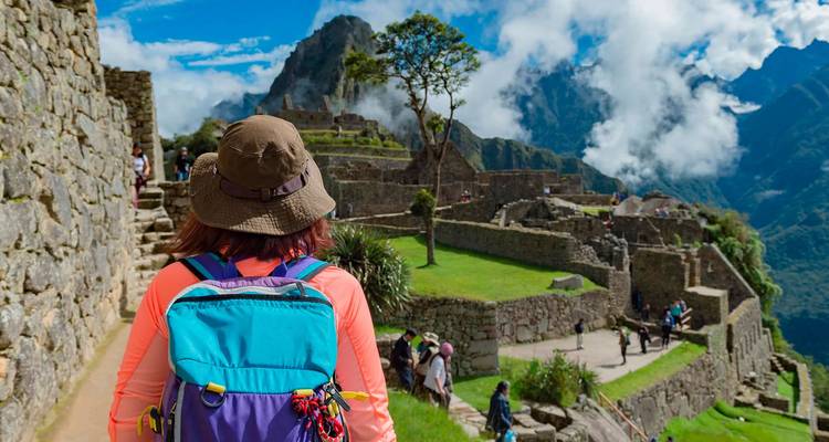 Randonneur regardant les ruines du Machu Picchu.
