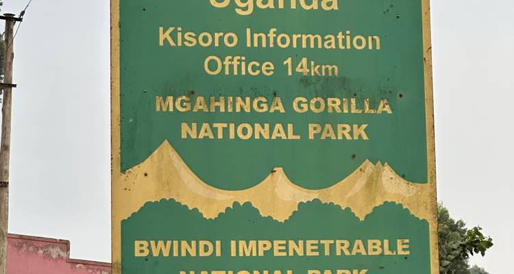 Schild für die Mgahinga-Gorilla- und Bwindi-Impenetrable-Nationalparks.