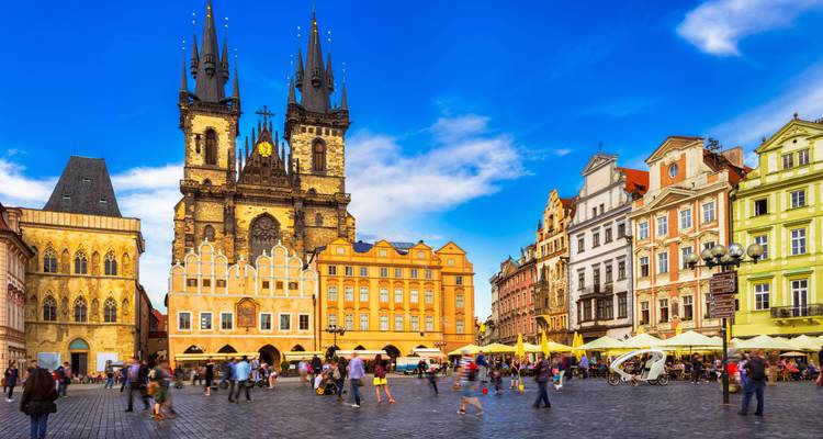 Der lebendige Altstädter Ring in Prag mit farbenfrohen Gebäuden und der Teynkirche.