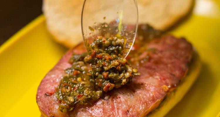 Gros plan d'un plat de viande avec de la sauce appliquée.