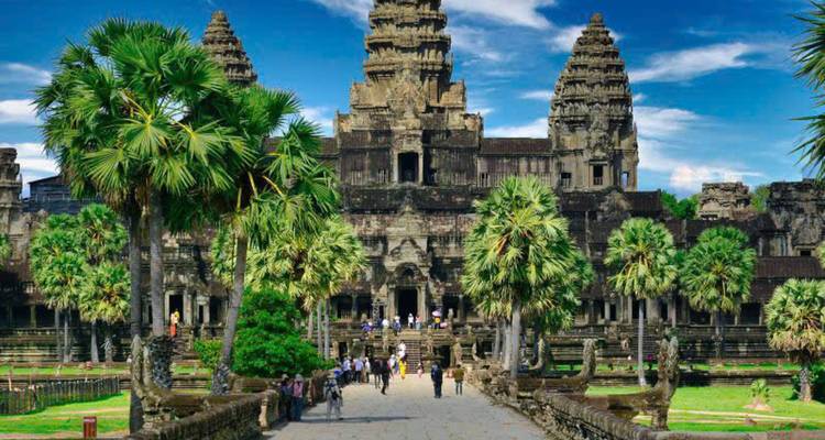 Complexe de temples avec des touristes rehaussant sa beauté historique