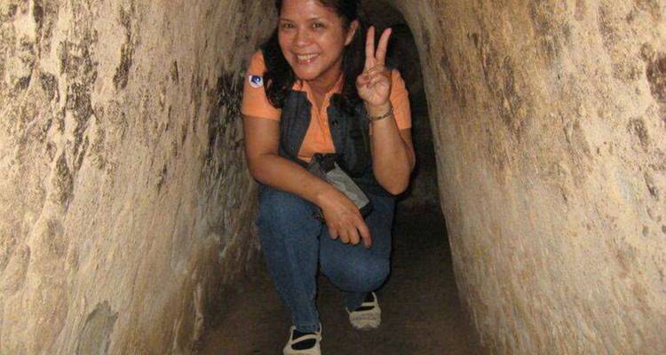 Personne accroupie dans un tunnel historique étroit