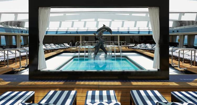 Hallenbadbereich mit Sitzgelegenheiten und einer Statue.