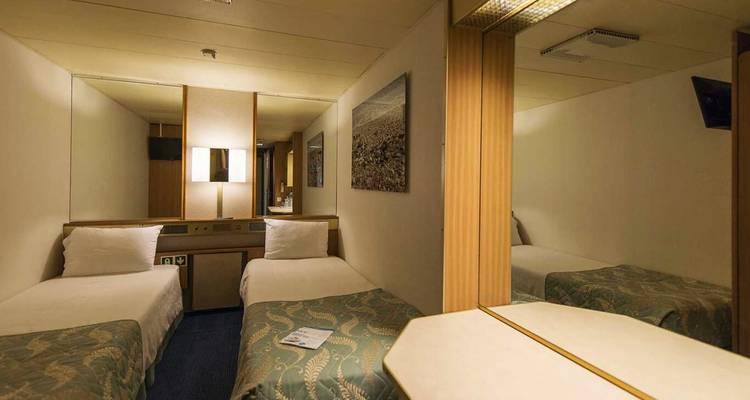 Kreuzfahrtschiff Innenkabine mit zwei Einzelbetten.