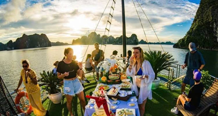 Mensen die genieten van een feest op een boot in een schilderachtige baai.