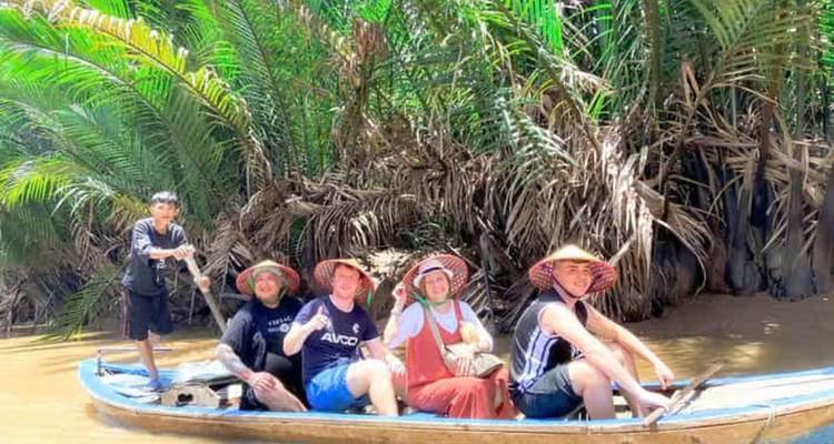 Menschen op een boottocht in een weelderige groene waterweg.