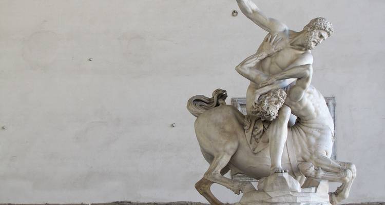 Marmorstatue eines Zentauren und eines Menschen.