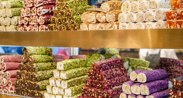 Des piles colorées de loukoum turc et de rouleaux de nougat aux noix soigneusement arrangés sur les étagères du marché.