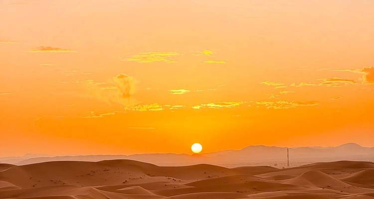 Zonsondergang boven woestijnduinen.
