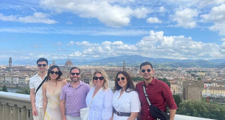 Groupe de personnes avec une vue panoramique d'une ville.