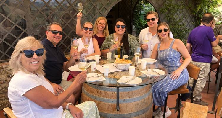 Groupe célébrant dans une cave à vin avec des verres levés.