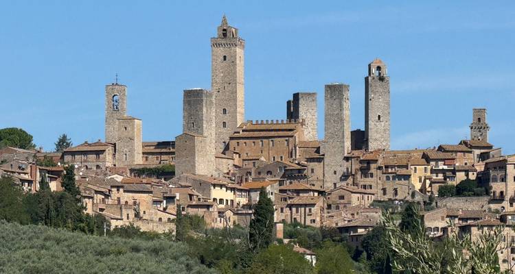 Tours médiévales emblématiques d'une ville historique.