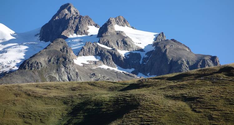 Des pics montagneux enneigés dans un ciel bleu limpide.
