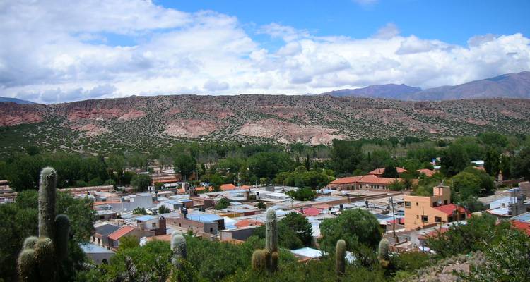 Pueblo enclavado en un valle rodeado de montañas.