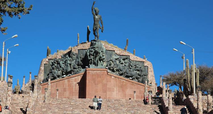Monumento con escalones que llevan hacia él.