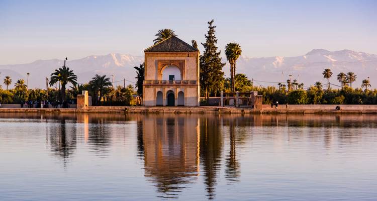 Lac pittoresque avec un pavillon entouré de montagnes.