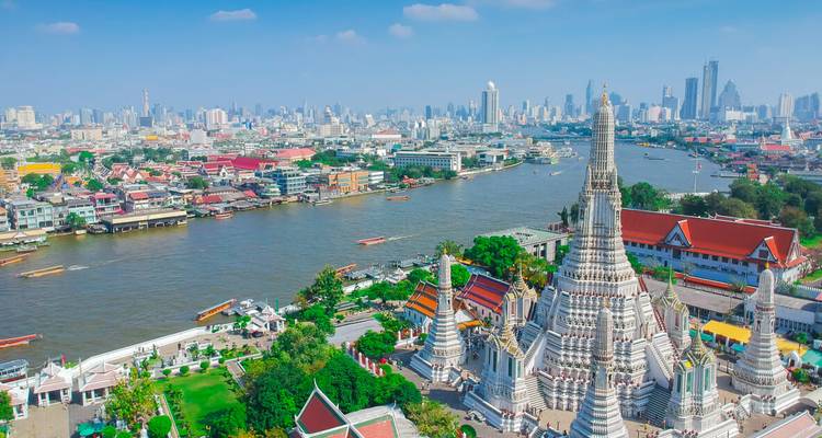 Luftaufnahme des Wat Arun Tempels am Chao Phraya Fluss in Bangkok.