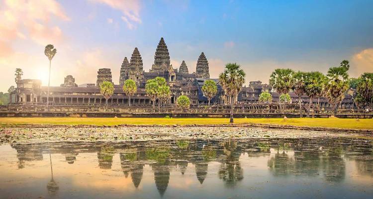 De iconische Angkor Wat tempel weerspiegeld in een lotusvijver.