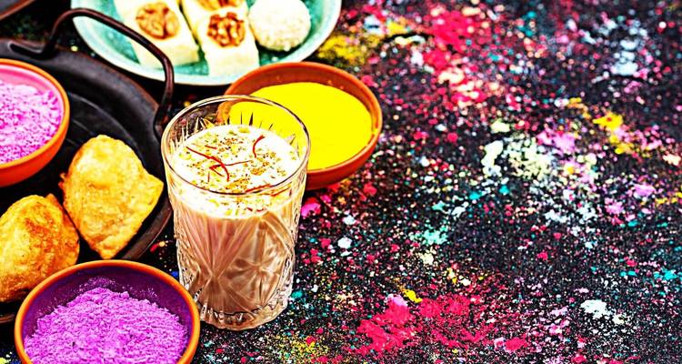 Pigments colorés en poudre et bonbons traditionnels avec une boisson.