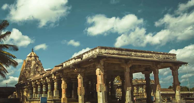 Historische tempel met stenen zuilen en ingewikkelde gravures.