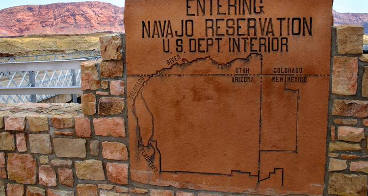 Carte de la réserve navajo avec un canyon en arrière-plan